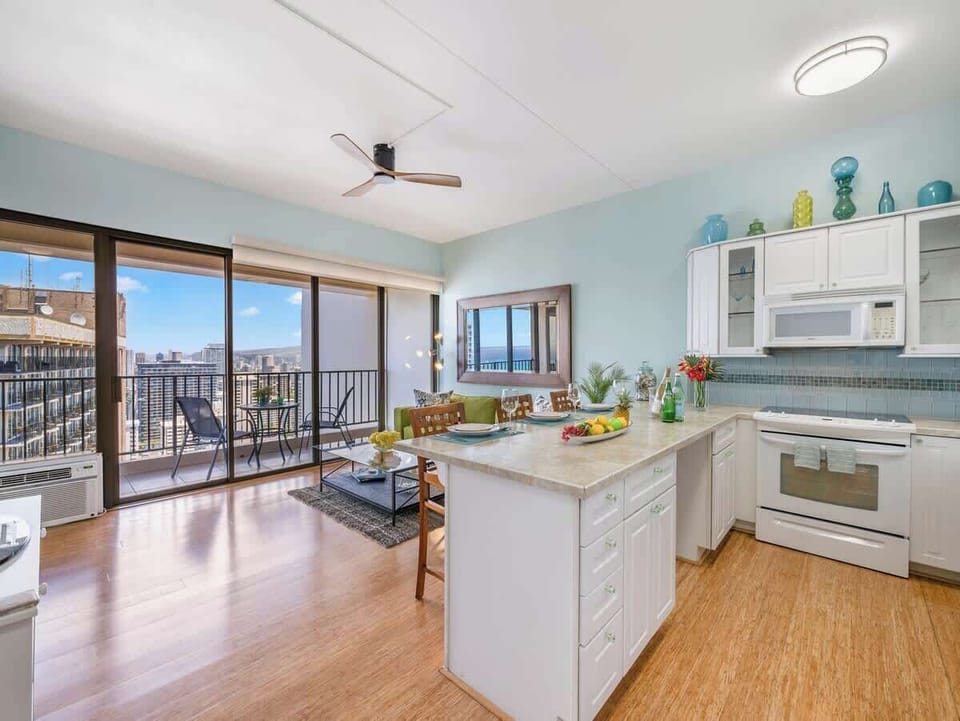 Fully equipped kitchen with countertop