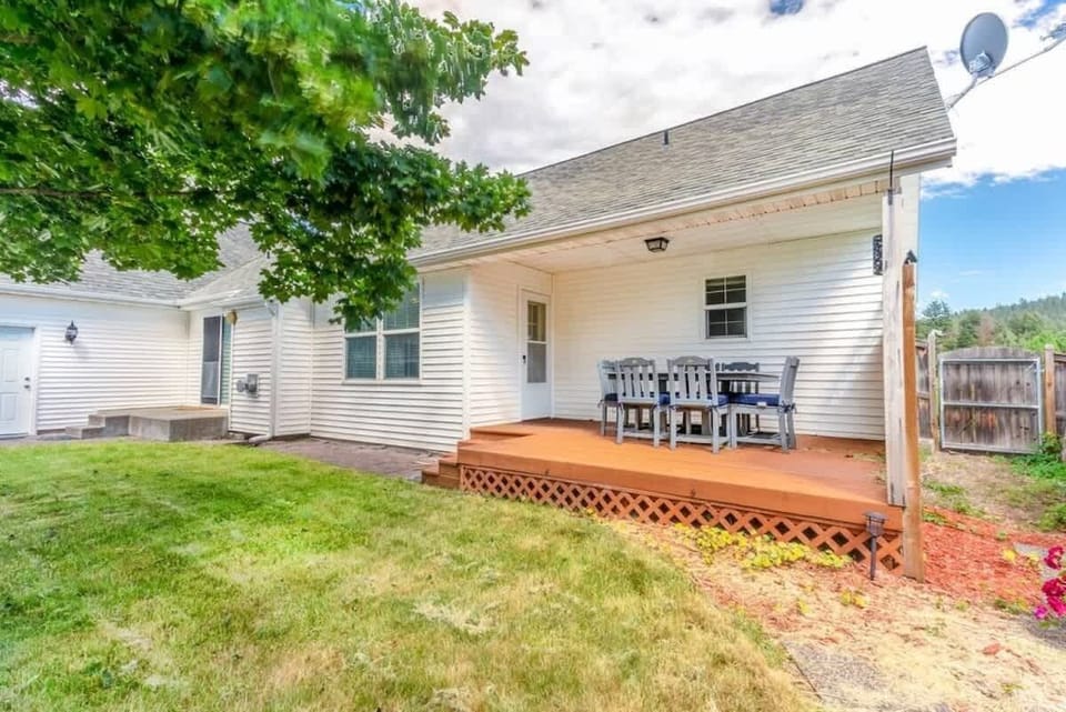 Outdoor dining area in the backyard 