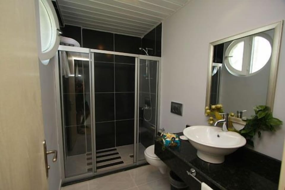 Shower, free toiletries, hair dryer, slippers
