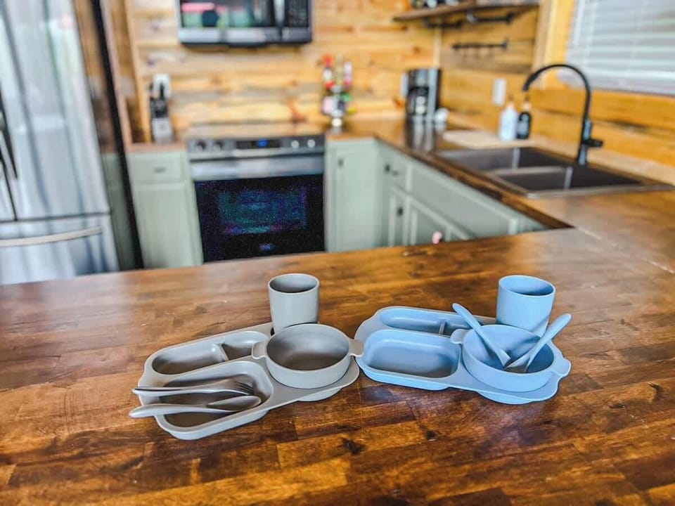 We prepare kids dinnerware for your little ones! 