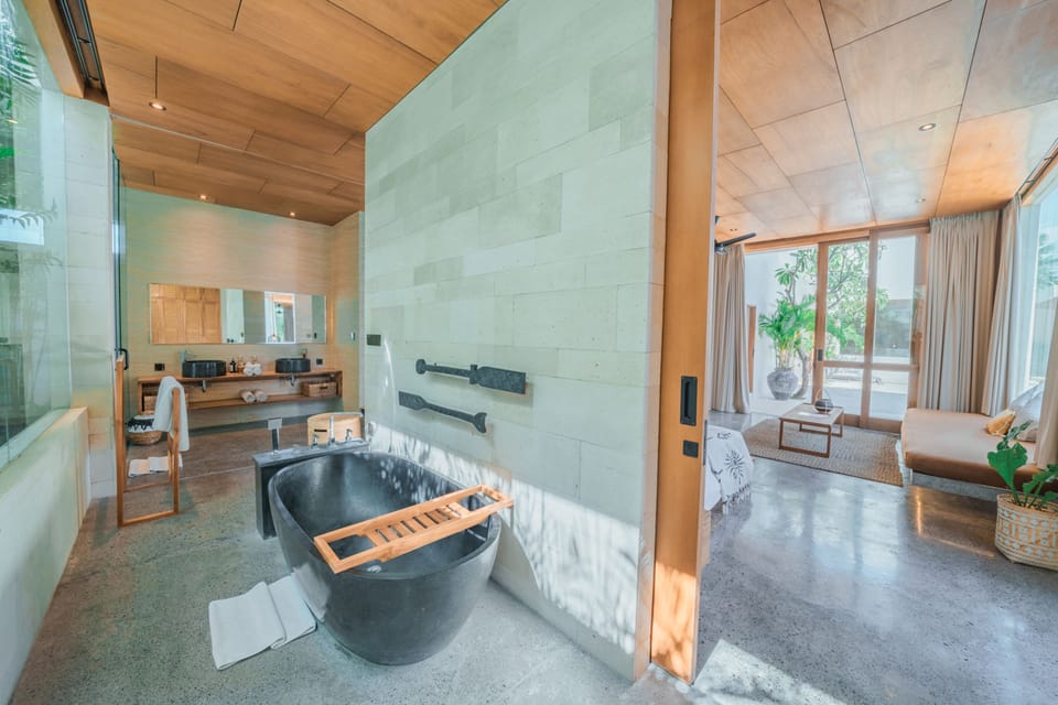 Luxury Villa | Bathroom | Combined shower/tub, hair dryer, towels, soap