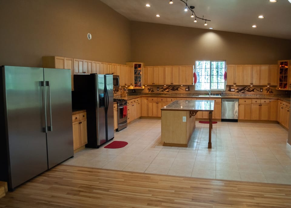Beautiful kitchen, fully outfitted.