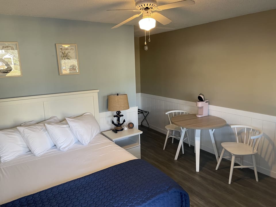 Room, 1 Queen Bed, Lake View (lake front queen room) | Blackout drapes, free WiFi