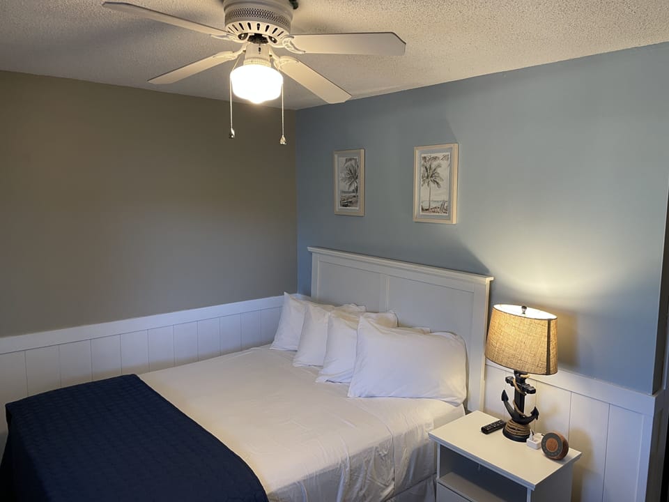 Room, 1 Queen Bed, Lake View (lake front queen room) | Blackout drapes, free WiFi
