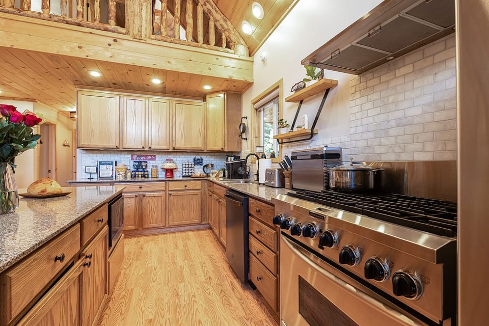 Six burner gas stove and electric oven with Hexclad cookware,