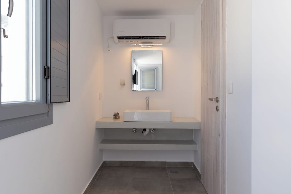 Castle View Rooftop Suite (Top Floor) | Bathroom | Shower, hair dryer, towels, soap