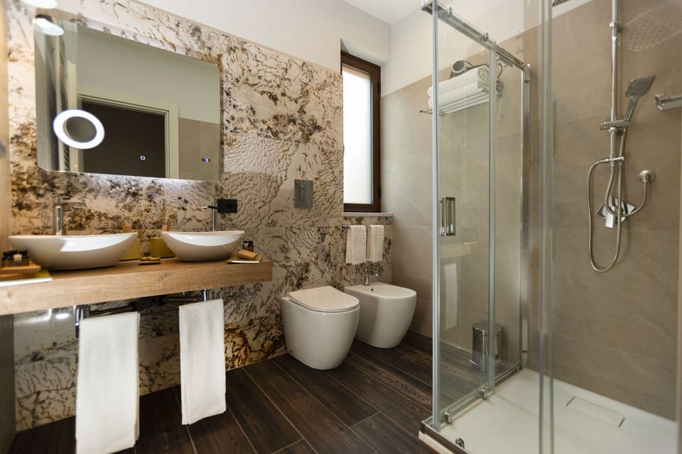 Double Room | Bathroom | Shower, rainfall showerhead, free toiletries, hair dryer