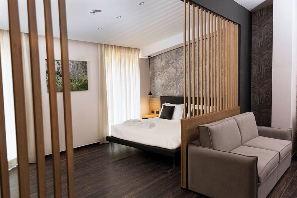Luxury Suite | Premium bedding, down comforters, pillowtop beds, minibar