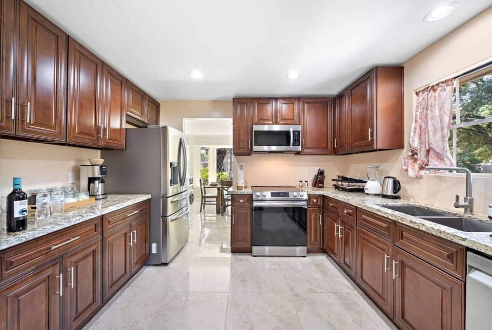Fully equipped kitchen with high quality granite countertops.