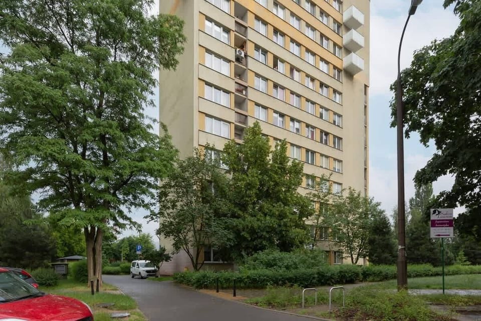 The view from the street of the building with balconies in which the apartment is located is a skyscraper with many floors.