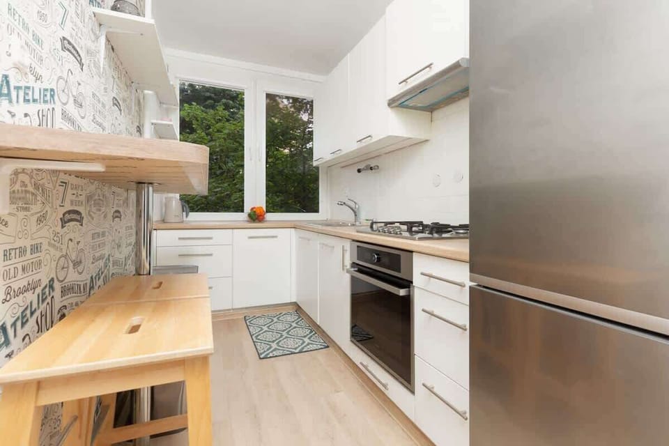 A functional kitchen that allows you to prepare home-cooked meals thanks to a cabinet that can accommodate all the necessary dishes and high-quality equipment.
