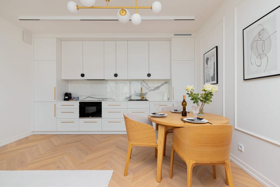 Dining area located next to the functionally equipped kitchenette with dishwasher, kettle and fridge.
