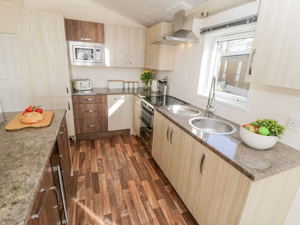 Cottage | Private kitchen | Fridge, dishwasher, electric kettle, toaster