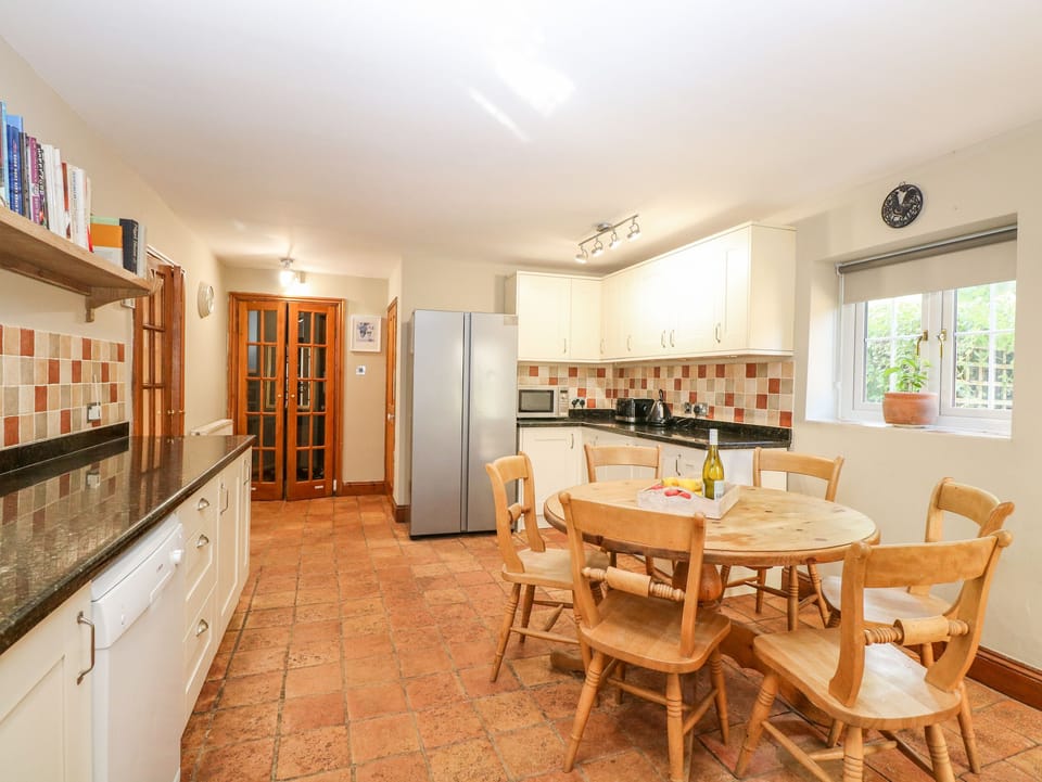 Cottage | Private kitchen | Fridge, dishwasher, electric kettle, toaster