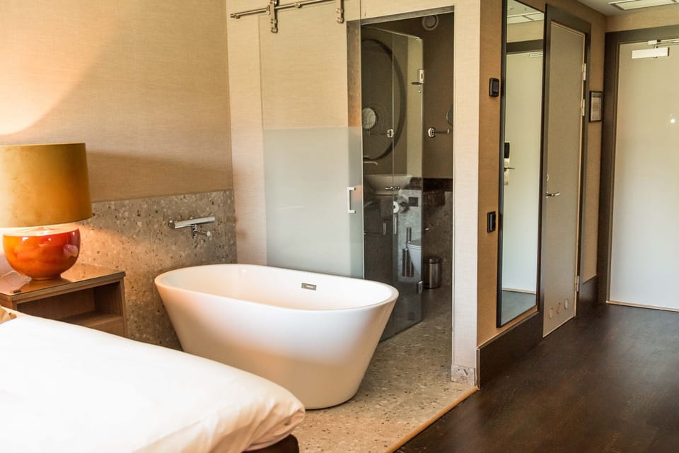 Delux Bath (Spa is not included) | Premium bedding, in-room safe, cribs/infant beds, free WiFi