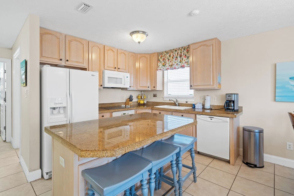 House, 4 Bedrooms, Pool Access | Private kitchen | Coffee/tea maker, dining tables