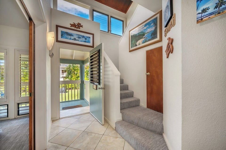 Manualoha 1005 Entryway to Second Floor Master and Guest bedroom