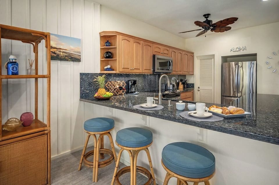Manualoha 1005 Stainless Steel Appliances, Bar Seating