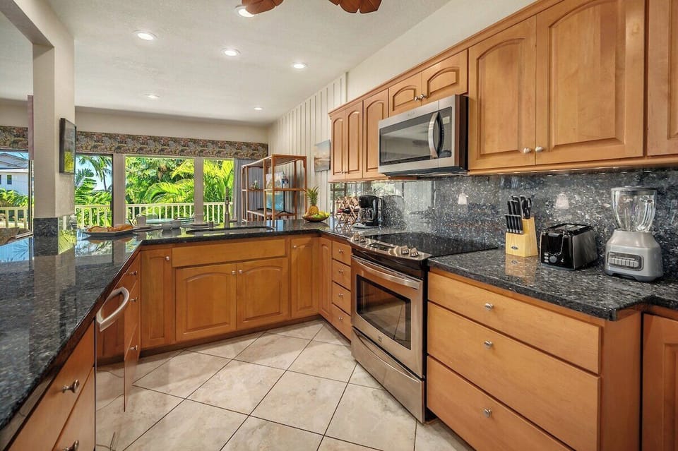 Manualoha 1005 Renovated Fully Equipped Kitchen