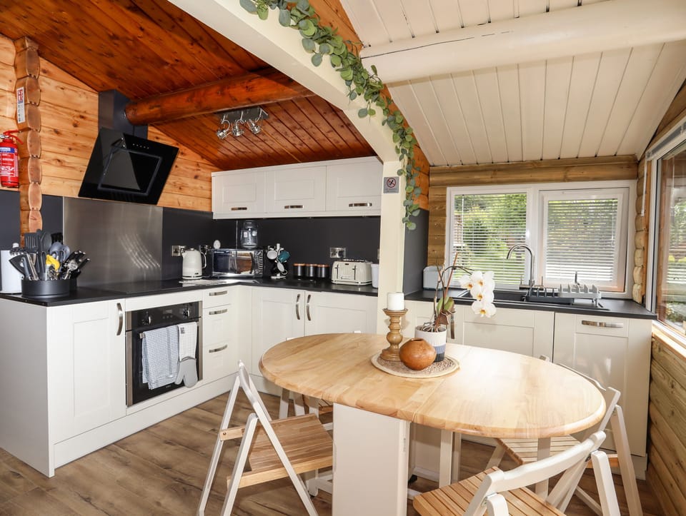 Cottage | Private kitchen | Fridge, dishwasher, electric kettle, toaster