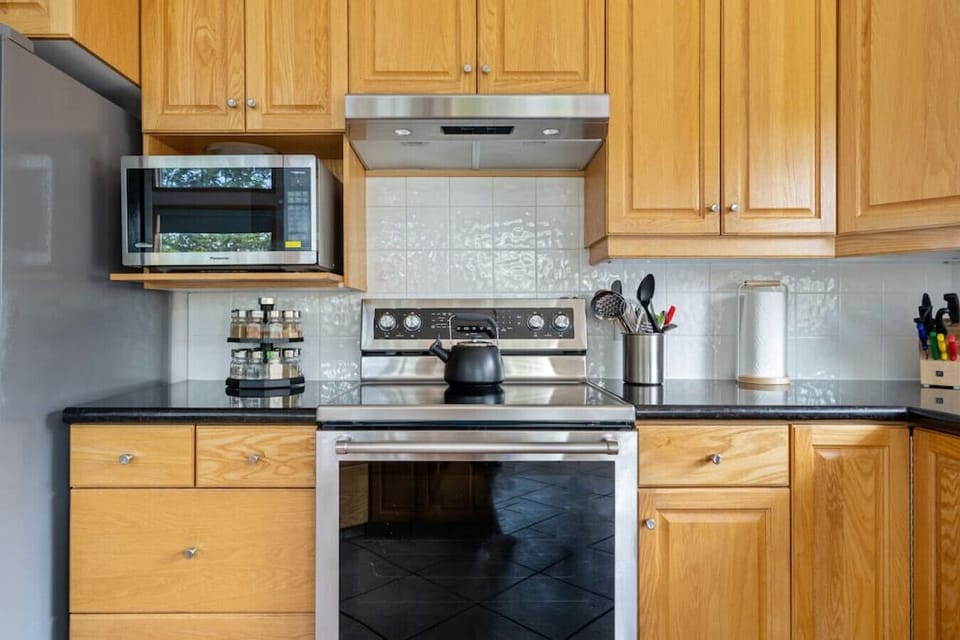 Full kitchen with a crockpot, kettle, drip coffee machine, ground coffee, tea, sugar and basic condiments (ketchup, mustard and relish.)