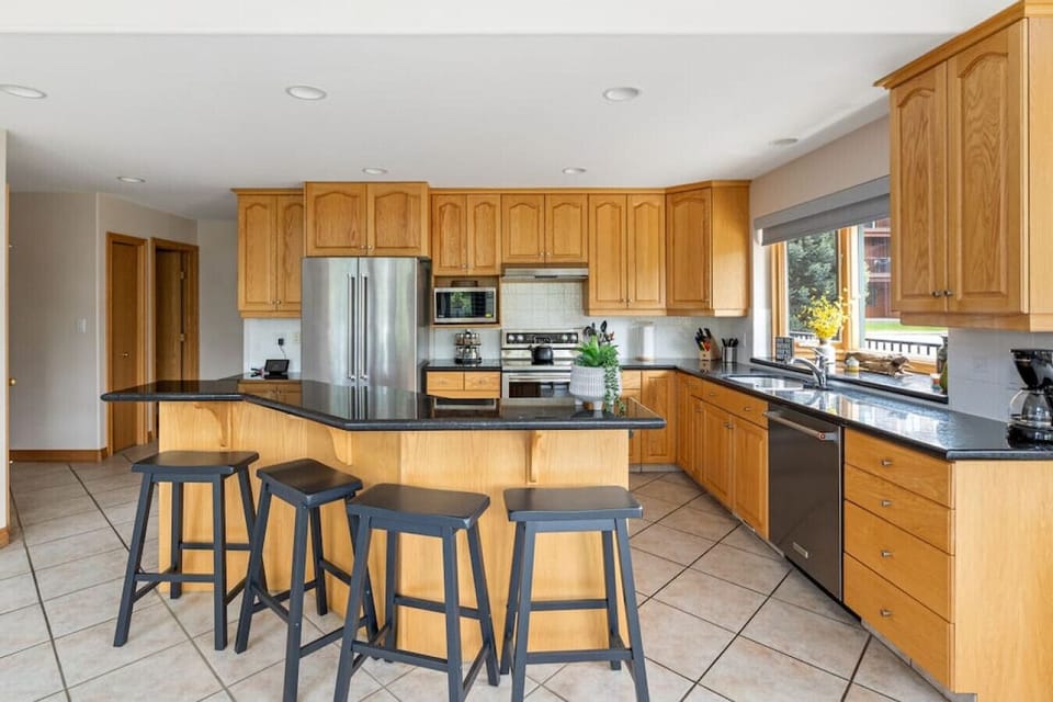 Full kitchen with a crockpot, kettle, drip coffee machine, ground coffee, tea, sugar and basic condiments (ketchup, mustard and relish.)