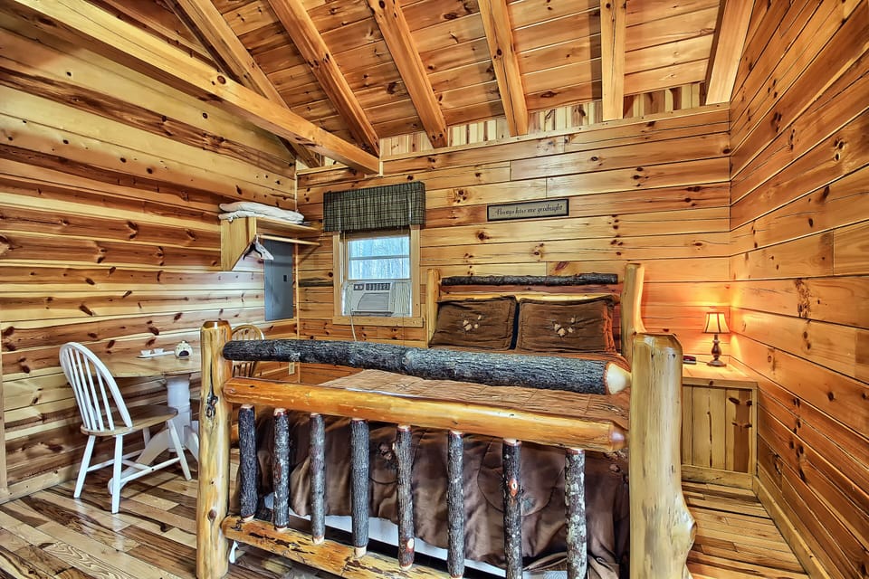 Queen Bed, Whispering Pines 