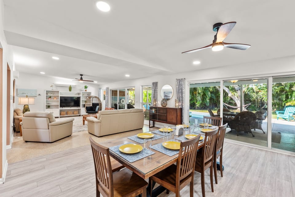Open floor plan - dining and living room area