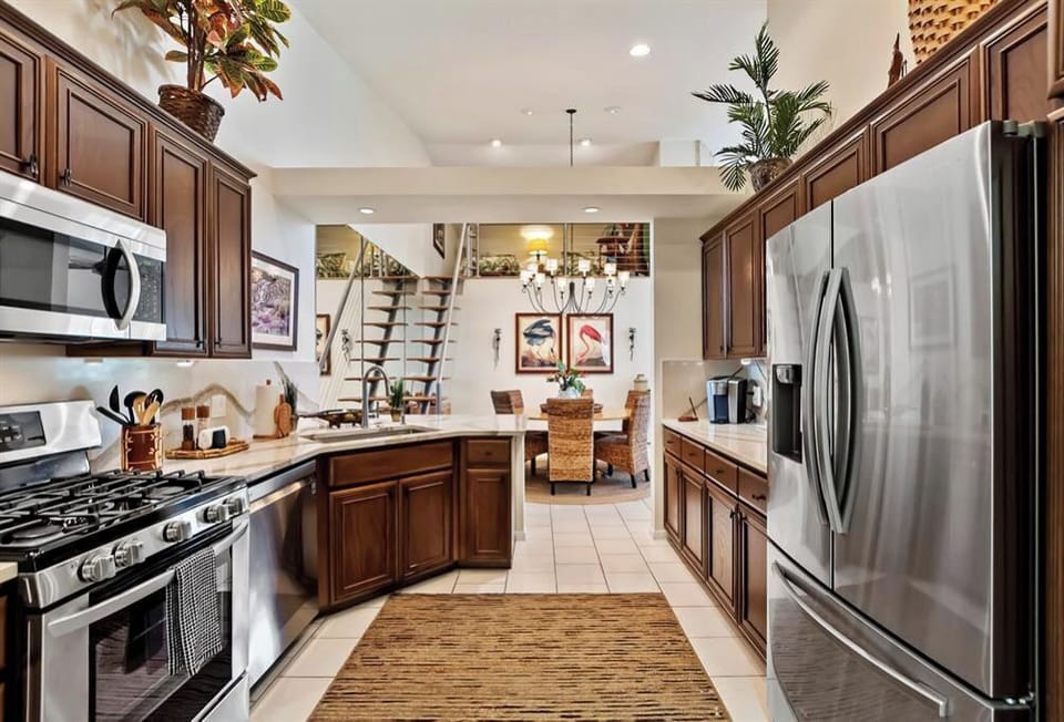 Use the full kitchen with upgraded appliances to make your favorite recipes