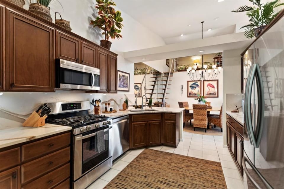 Full kitchen, dining room