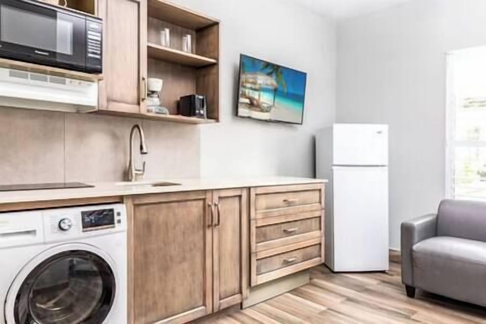 Another angle of the kitchenette.
