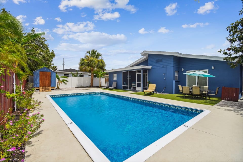 Sunset Oasis Swimming pool 