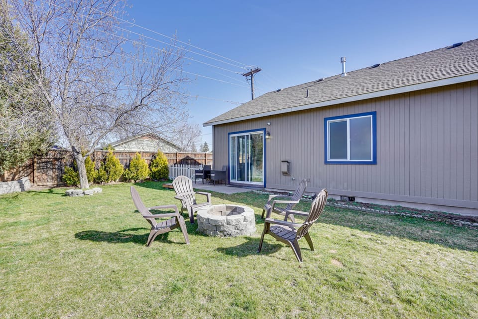 Backyard | Fire Pit | Cornhole | Darts | Single Story | Pet Friendly w/ Fee