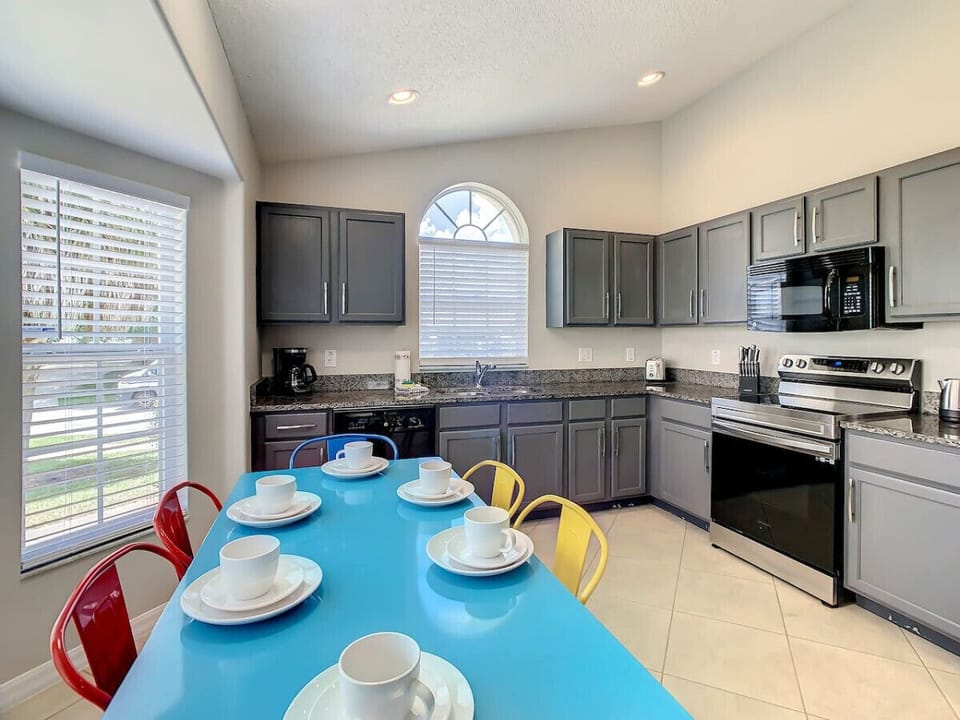 Dining area right next to the kitchen, making mealtime easy and relaxed. Plenty of space to cook, eat,