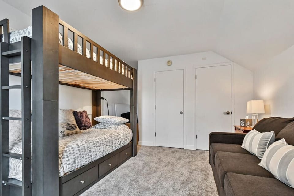 Full Size Pull Out Sofa & Twin Bunk Beds - Sleep 3 - 4
