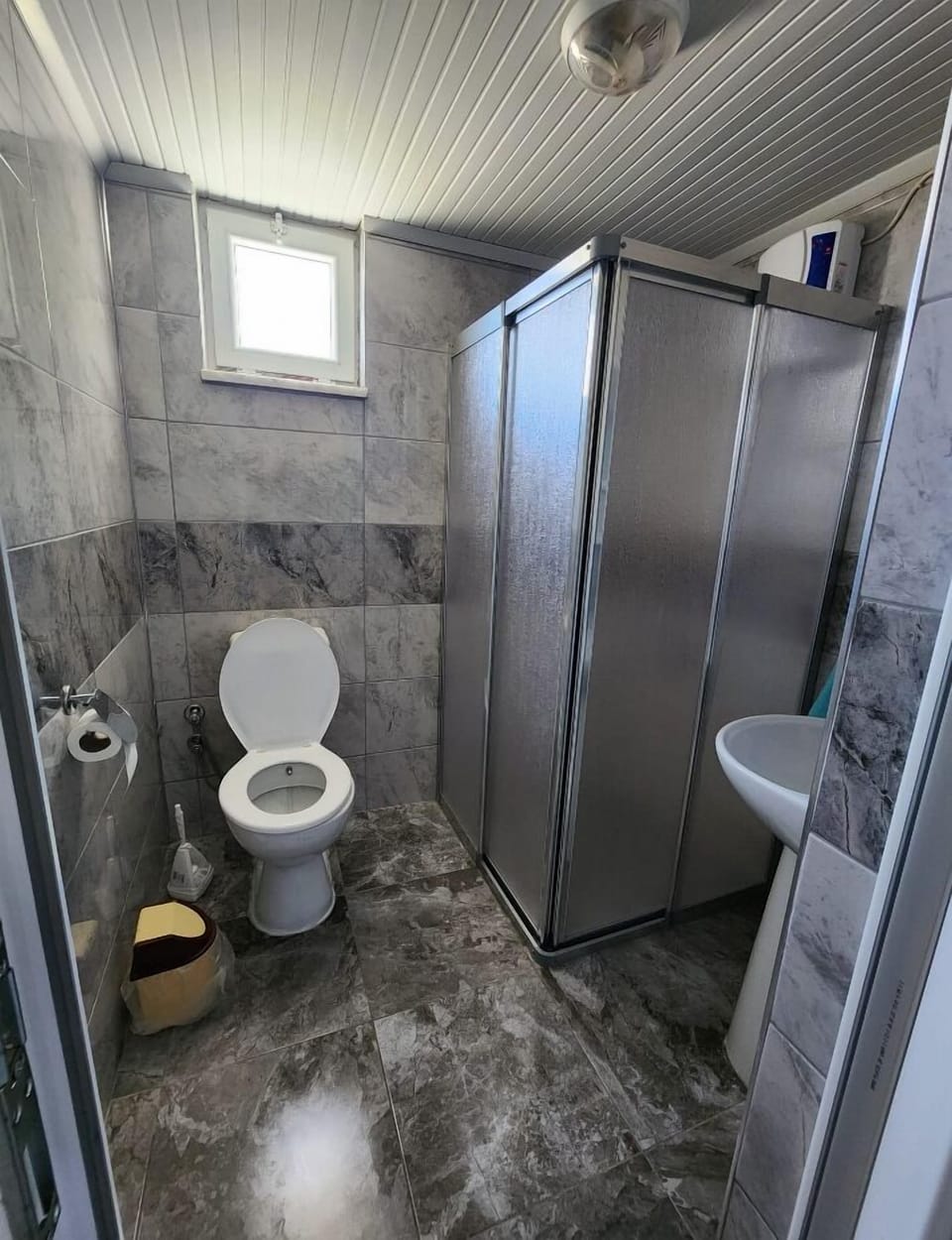 Basic Room | Bathroom | Shower, towels