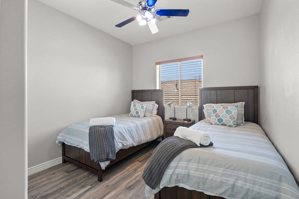 Guest bedroom with Twin beds