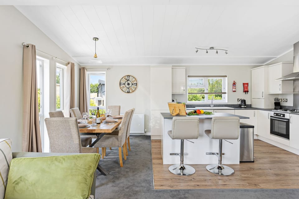 Kitchen and dining area - Rose Lodge