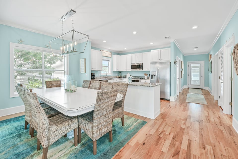 Dining Area & Kitchen