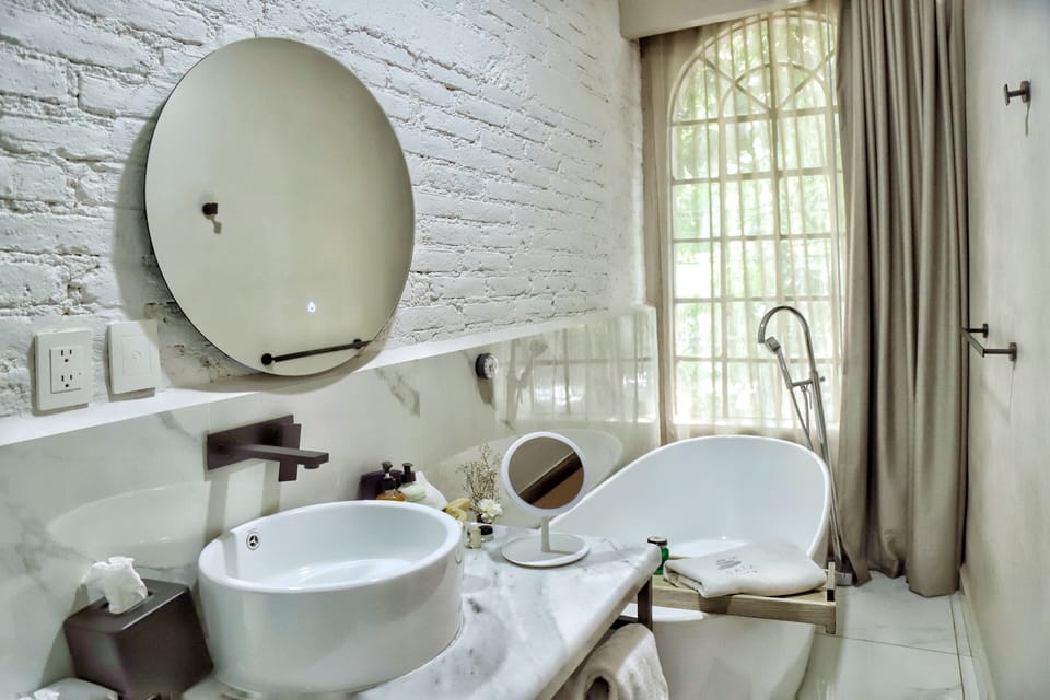 Luxury Room | Egyptian cotton sheets, premium bedding, pillowtop beds, in-room safe