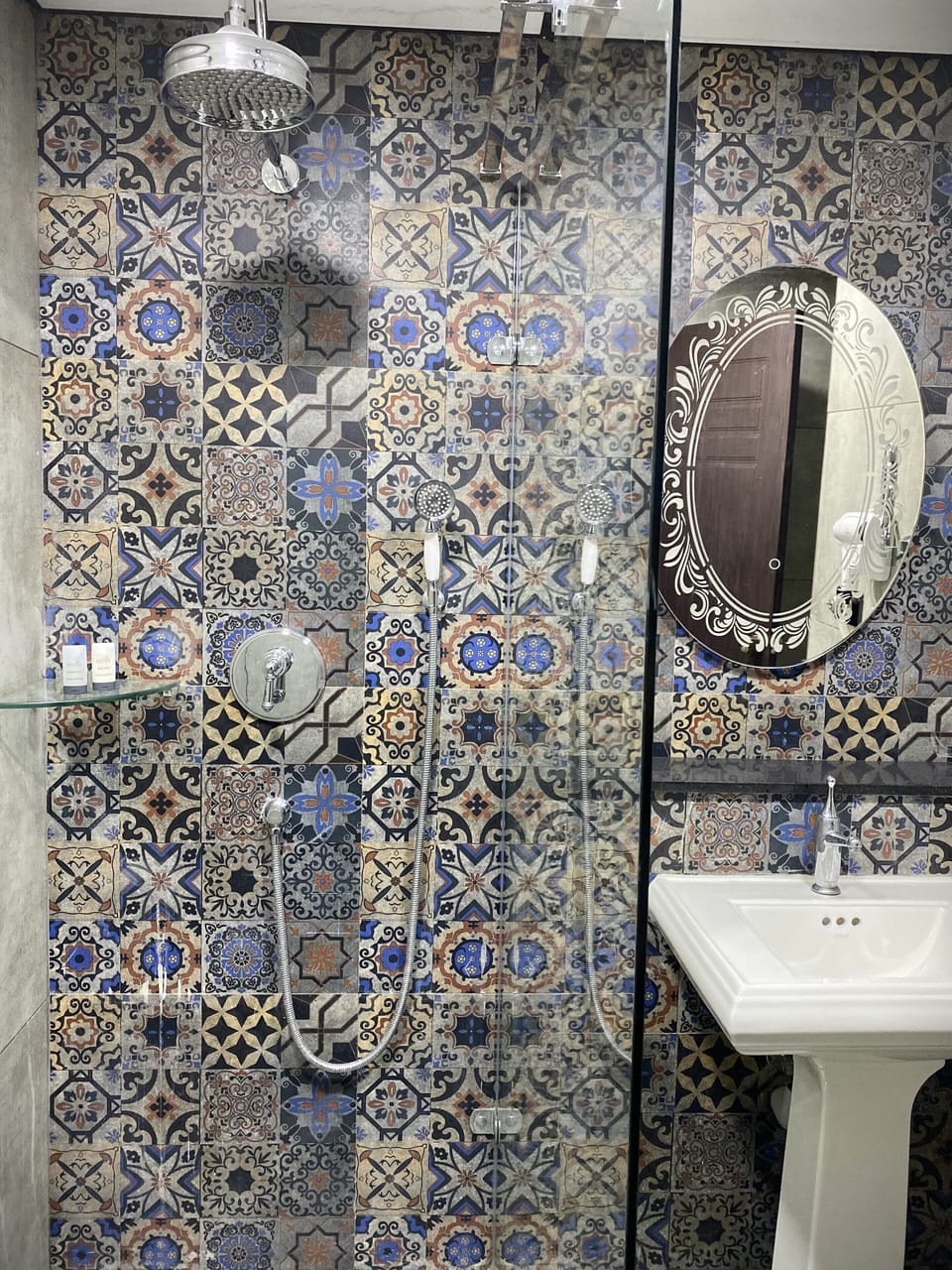 Deluxe Double Room | Bathroom | Shower, hair dryer (on request), towels