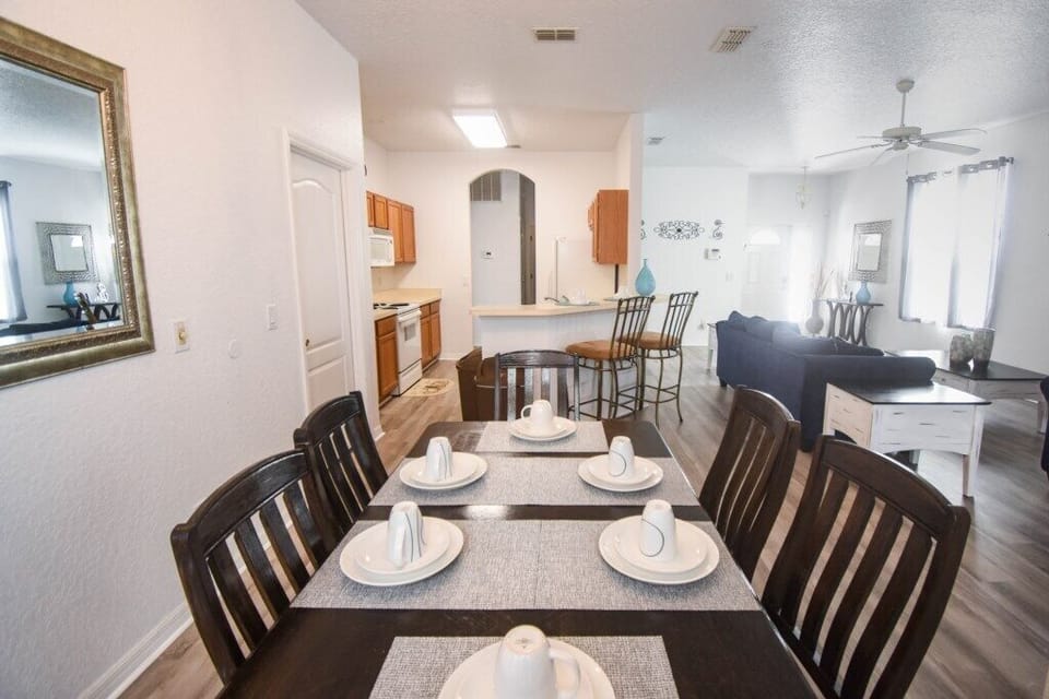 135 dining 2.jpg