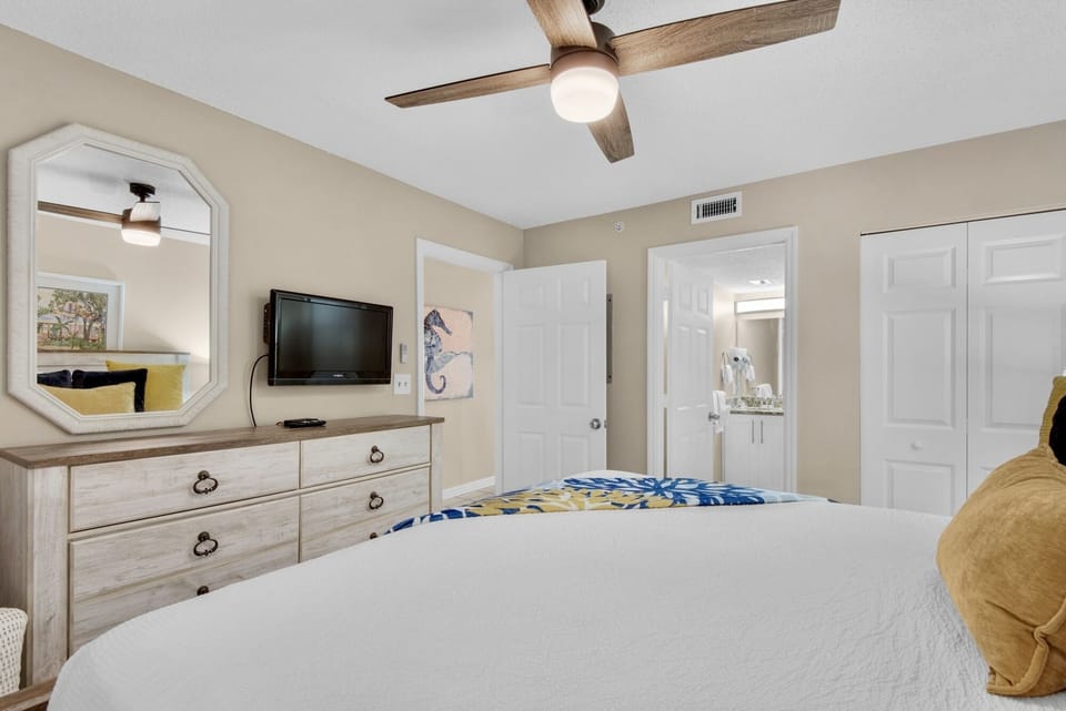 Master bedroom: 1 king-size bed