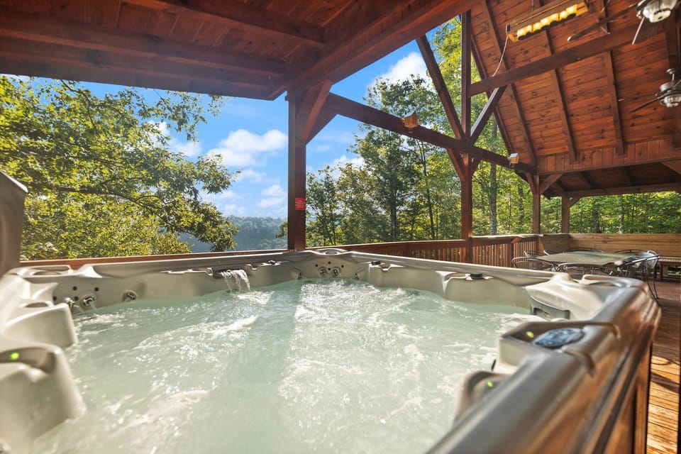 Huge 5-6 person Hot Tub overloooking the Mountain View