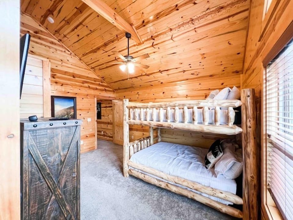 Queen bunk room w/ ensuite full bathroom perfect for the kids