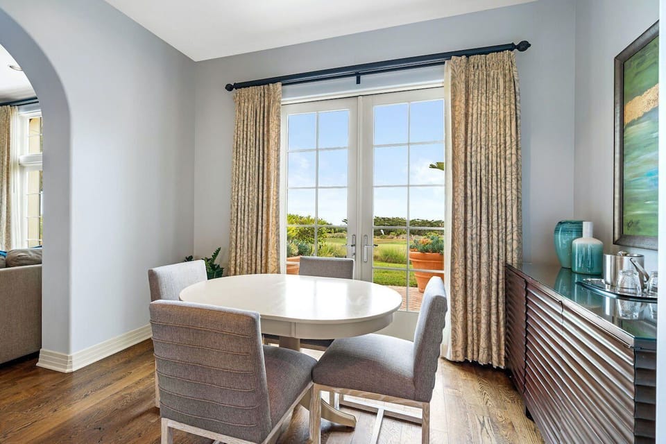 Dining for 4 in the kitchen nook