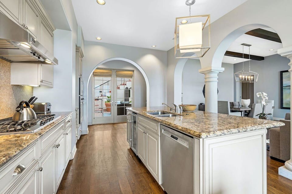 A spacious kitchen to cook with your family and friends