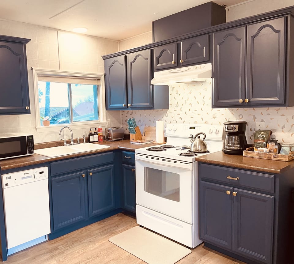 Kitchen with microwave, fridge, dishwasher, cooking range, oven & toaster