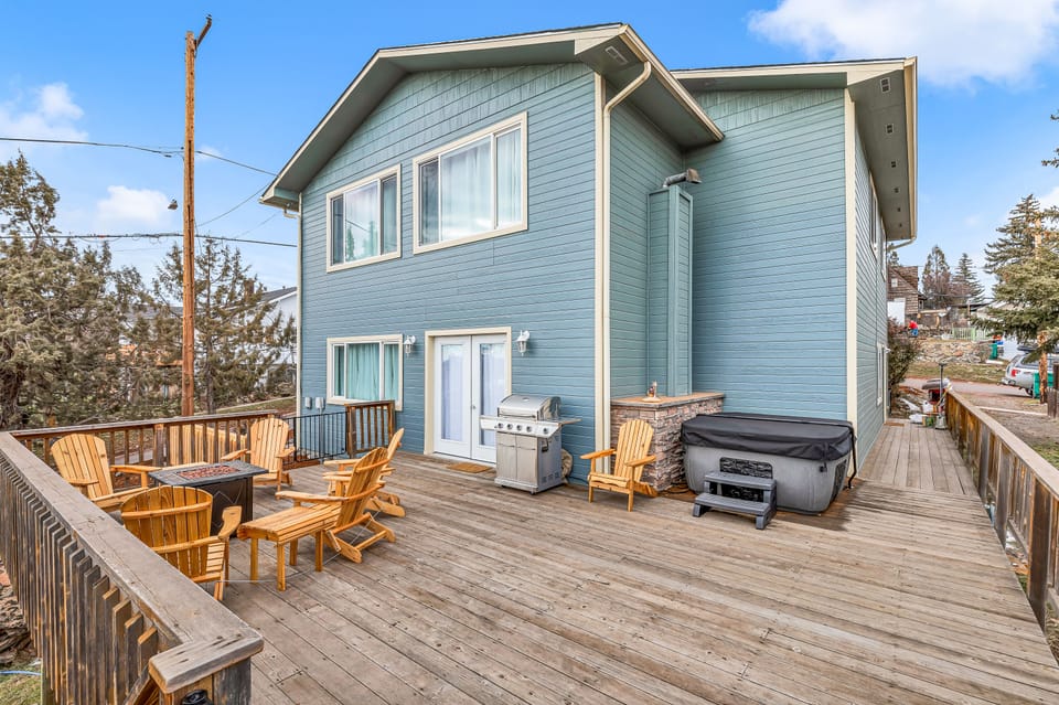 expansive deck overlooking downtown and the Klamath Basin