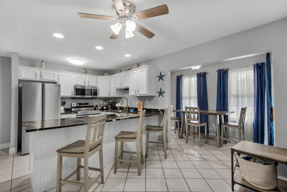Fully Equipped Kitchen & ample Dining seating for everyone to enjoy the cooking!